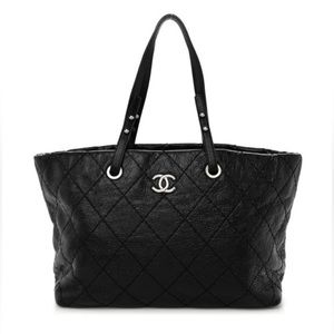 CHANEL
Glazed Calfskin Large On The Road Tote Black